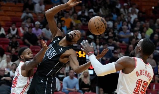 体育明星-KD突然受伤篮网又遭变数，如何应对将决定球队未来